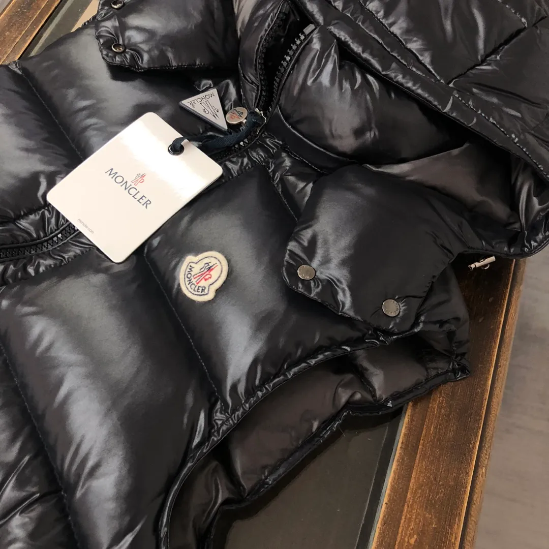 【MONCLER 】 Hot Sale ， ， 🔥 🔥 M ， ， Classic ， ， ， ！ 90% ， ， ， ， ！ Quality ， Quality 👇 ：Black (Gray ) Size： 1 2 3 4 5